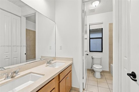 Casa en venta en Hialeah, Florida, 5 dormitorios, 226.31 m2 № 2426582 - foto 30