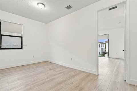 Casa en venta en Hialeah, Florida, 5 dormitorios, 226.31 m2 № 2426582 - foto 26