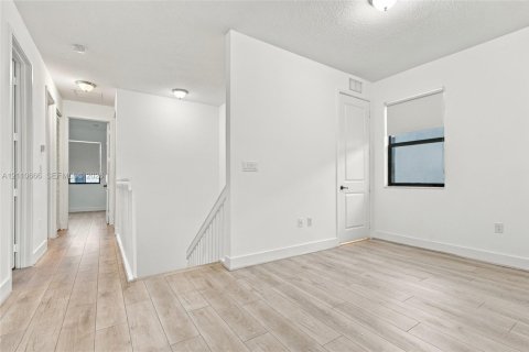 Casa en venta en Hialeah, Florida, 5 dormitorios, 226.31 m2 № 2426582 - foto 17