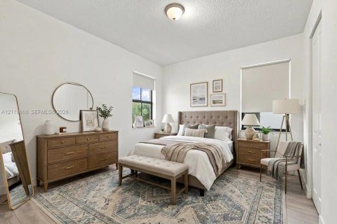 Casa en venta en Hialeah, Florida, 5 dormitorios, 226.31 m2 № 2426582 - foto 3