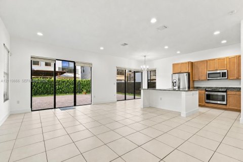 Casa en venta en Hialeah, Florida, 5 dormitorios, 226.31 m2 № 2426582 - foto 16