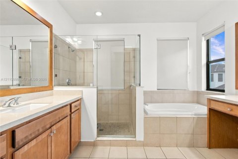 Casa en venta en Hialeah, Florida, 5 dormitorios, 226.31 m2 № 2426582 - foto 22