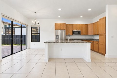 Casa en venta en Hialeah, Florida, 5 dormitorios, 226.31 m2 № 2426582 - foto 12