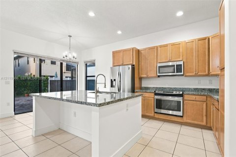 Casa en venta en Hialeah, Florida, 5 dormitorios, 226.31 m2 № 2426582 - foto 11