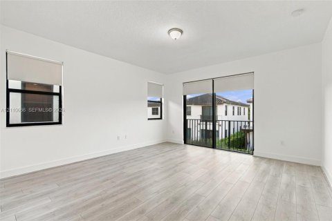 Casa en venta en Hialeah, Florida, 5 dormitorios, 226.31 m2 № 2426582 - foto 20
