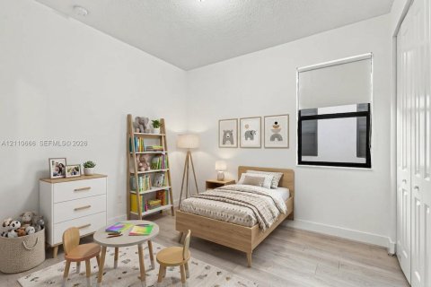 Casa en venta en Hialeah, Florida, 5 dormitorios, 226.31 m2 № 2426582 - foto 6