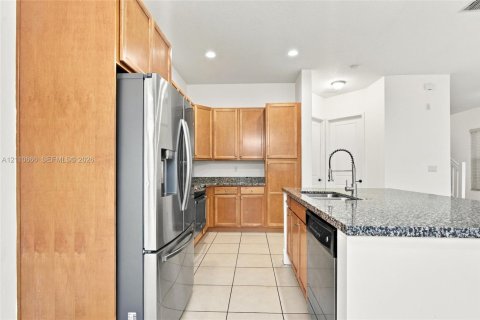 Casa en venta en Hialeah, Florida, 5 dormitorios, 226.31 m2 № 2426582 - foto 15