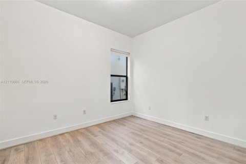 Casa en venta en Hialeah, Florida, 5 dormitorios, 226.31 m2 № 2426582 - foto 19