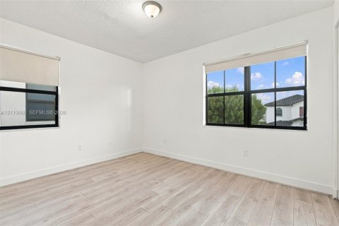 Casa en venta en Hialeah, Florida, 5 dormitorios, 226.31 m2 № 2426582 - foto 29