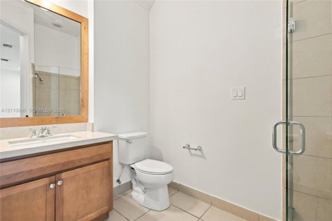 Casa en venta en Hialeah, Florida, 5 dormitorios, 226.31 m2 № 2426582 - foto 21