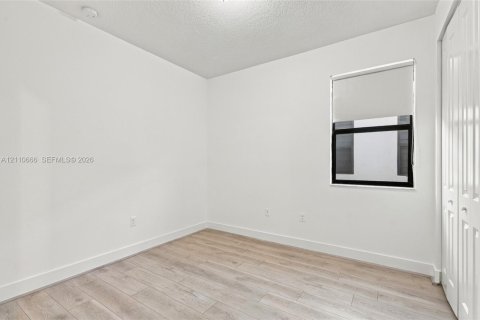 Casa en venta en Hialeah, Florida, 5 dormitorios, 226.31 m2 № 2426582 - foto 27