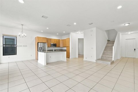 Casa en venta en Hialeah, Florida, 5 dormitorios, 226.31 m2 № 2426582 - foto 13