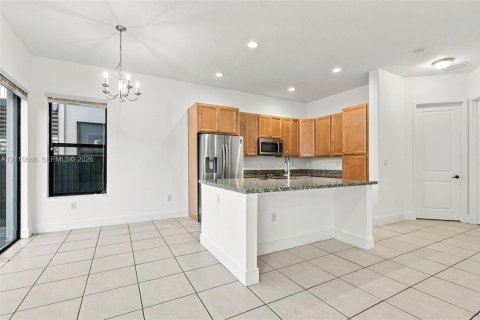 Casa en venta en Hialeah, Florida, 5 dormitorios, 226.31 m2 № 2426582 - foto 14