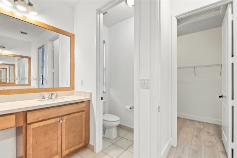 Casa en venta en Hialeah, Florida, 5 dormitorios, 226.31 m2 № 2426582 - foto 23