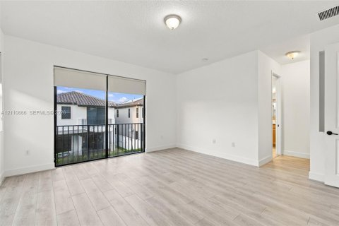 Casa en venta en Hialeah, Florida, 5 dormitorios, 226.31 m2 № 2426582 - foto 25