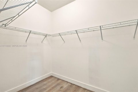 Casa en venta en Hialeah, Florida, 5 dormitorios, 226.31 m2 № 2426582 - foto 24