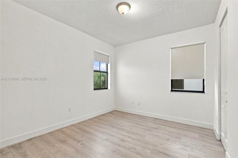 Casa en venta en Hialeah, Florida, 5 dormitorios, 226.31 m2 № 2426582 - foto 28