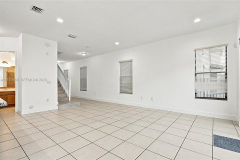 Casa en venta en Hialeah, Florida, 5 dormitorios, 226.31 m2 № 2426582 - foto 18