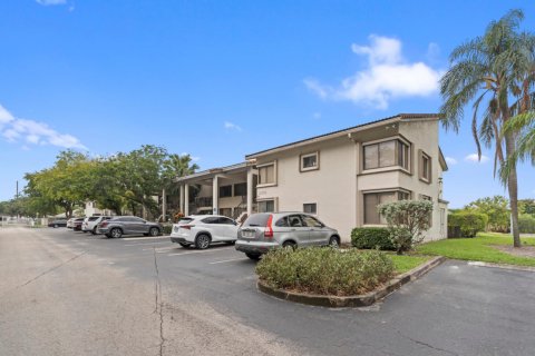 Condo in Oakland Park, Florida, 2 bedrooms  № 1179574 - photo 1