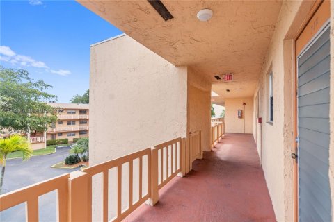 Condo in Tamarac, Florida, 1 bedroom  № 1991929 - photo 21