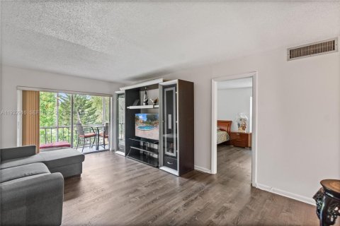 Condo in Tamarac, Florida, 1 bedroom  № 1991929 - photo 9