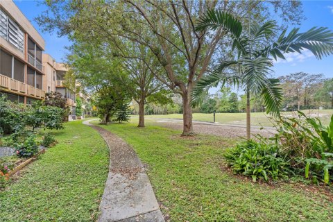 Condo in Tamarac, Florida, 1 bedroom  № 1991929 - photo 25