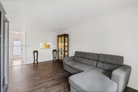 Condo in Tamarac, Florida, 1 bedroom  № 1991929 - photo 2