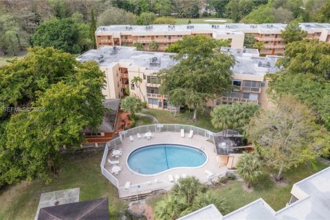Condo in Tamarac, Florida, 1 bedroom  № 1991929 - photo 27
