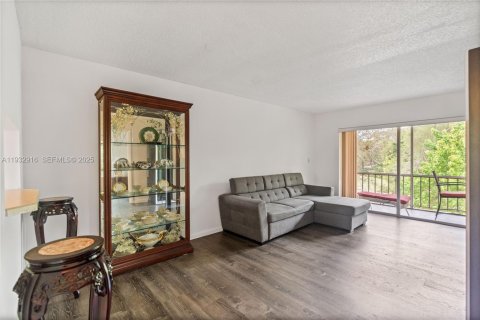 Condo in Tamarac, Florida, 1 bedroom  № 1991929 - photo 10