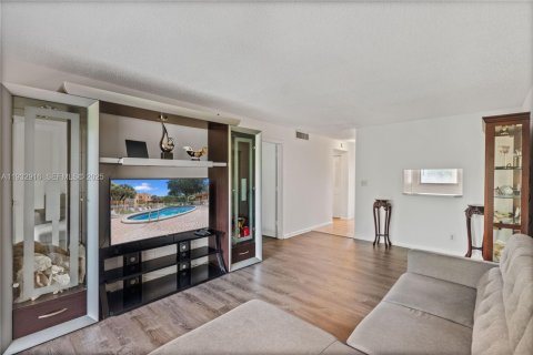 Condo in Tamarac, Florida, 1 bedroom  № 1991929 - photo 1