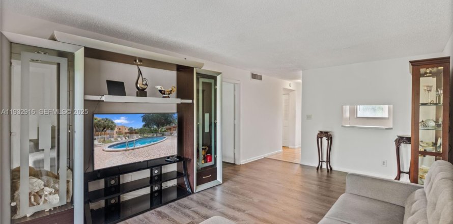 Condo in Tamarac, Florida, 1 bedroom  № 1991929