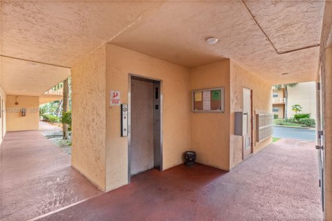 Condo in Tamarac, Florida, 1 bedroom  № 1991929 - photo 19