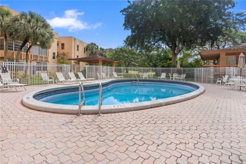Condo in Tamarac, Florida, 1 bedroom  № 1991929 - photo 15