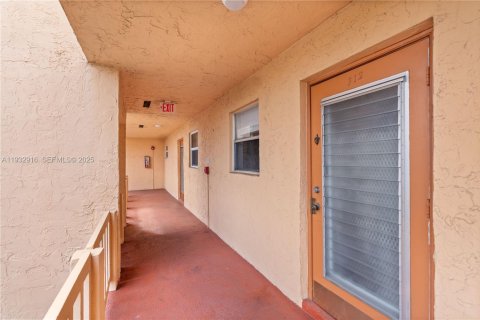 Condo in Tamarac, Florida, 1 bedroom  № 1991929 - photo 20