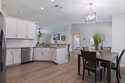 House in Largo, Florida 3 bedrooms, 138.98 sq.m. № 1905548 - photo 6