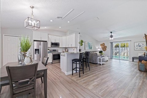 House in Largo, Florida 3 bedrooms, 138.98 sq.m. № 1905548 - photo 3