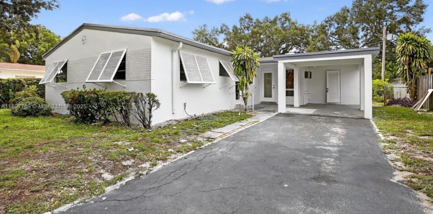 Дом в Холливуд, Флорида 4 спальни, 112.32м2 № 1956759