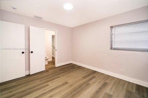 House in Hollywood, Florida 4 bedrooms, 112.32 sq.m. № 1956759 - photo 15