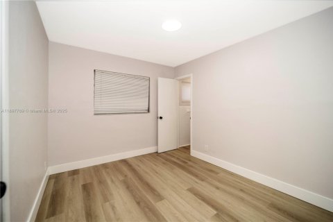 House in Hollywood, Florida 4 bedrooms, 112.32 sq.m. № 1956759 - photo 16