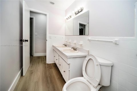 House in Hollywood, Florida 4 bedrooms, 112.32 sq.m. № 1956759 - photo 28