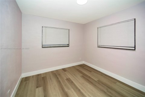 House in Hollywood, Florida 4 bedrooms, 112.32 sq.m. № 1956759 - photo 20