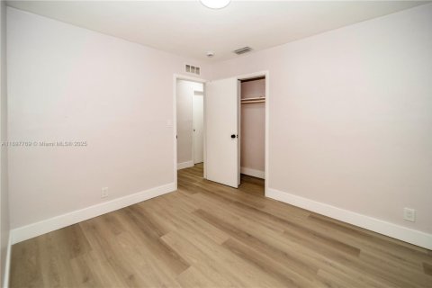 House in Hollywood, Florida 4 bedrooms, 112.32 sq.m. № 1956759 - photo 22