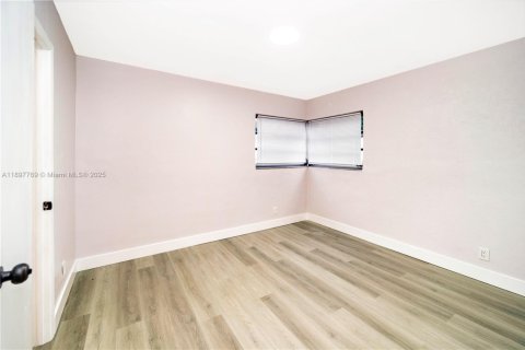 House in Hollywood, Florida 4 bedrooms, 112.32 sq.m. № 1956759 - photo 14