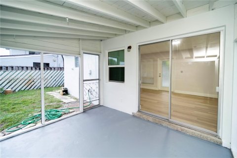 House in Hollywood, Florida 4 bedrooms, 112.32 sq.m. № 1956759 - photo 30