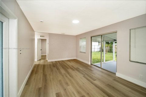 House in Hollywood, Florida 4 bedrooms, 112.32 sq.m. № 1956759 - photo 13