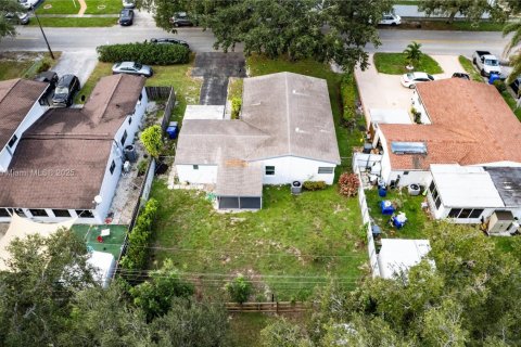 House in Hollywood, Florida 4 bedrooms, 112.32 sq.m. № 1956759 - photo 6