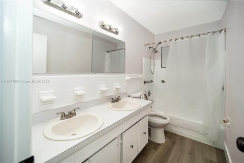 House in Hollywood, Florida 4 bedrooms, 112.32 sq.m. № 1956759 - photo 27