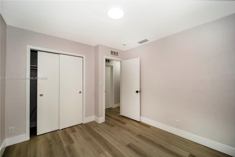 House in Hollywood, Florida 4 bedrooms, 112.32 sq.m. № 1956759 - photo 21