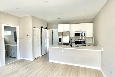 Apartamento en alquiler en Miami, Florida, 3 dormitorios, 92.9 m2 № 1989585 - foto 5