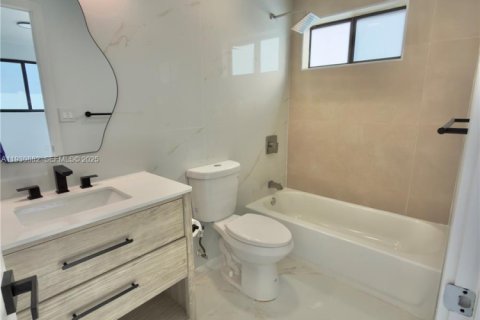 Apartamento en alquiler en Miami, Florida, 3 dormitorios, 92.9 m2 № 1989585 - foto 1